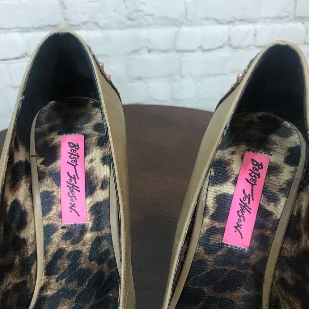 Betsey Johnson 6” tall Platforms Taupe Brown 8.5